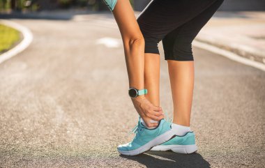 Runner spor diz yaralanması. Diz ağrısı çalışma çalışırken dışarı parkta kadında. Sağlık kavramı.