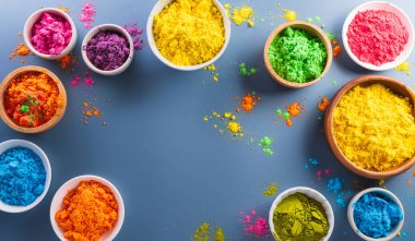 Mutlu Holi dekorasyonu, Hint festivali. Koyu mavi arka planda renkli holi tozunun üst görüntüsü..