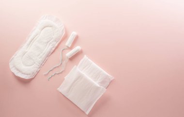 Pastel arka planda beyaz hijyenik ped. Kadın sağlığı ya da vücut pozitif kavram.