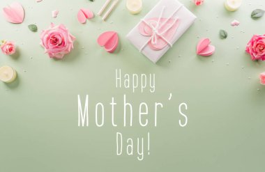 Anneler Gününüz kutlu olsun ve Pastel arka plandaki çiçekten yapılmış Kadınlar Günü dekorasyonu konseptiniz..