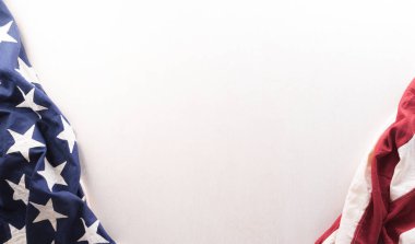 Beyaz ahşap arka planda Amerikan bayrağından yapılan mutlu anma günü konsepti.