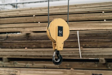 Yukarıdaki vinç kancası fabrikaya yakın çekim..