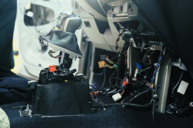 Arabanın içini ve dişli düğmelerini söküp onarıyorum. Otomatik servis ve tamir sorunları.
