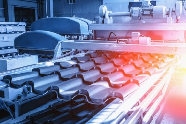 Metal levha oluşturma makinesi. Metal fabrikası, Çelikten çatı döşemesi üretimi.