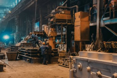 Metalurji büyük salon içinde. Endüstriyel çelik üretim fabrikası. Metalurji atölyesinin içinde. Ağır sanayi dökümhanesi.