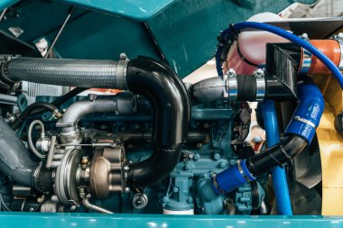 Hasat veya traktör motoru, yeni modern teknoloji araç motorunu metal, plastik parçalar, sürücü kemerleri, ağır tarım endüstrisi ekipmanları ile birleştirin.