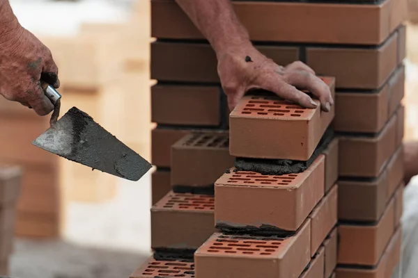 Pekerja Meletakkan Batu Bata Pada Semen Mortir Pembangunan Pagar Bata — Stok Foto
