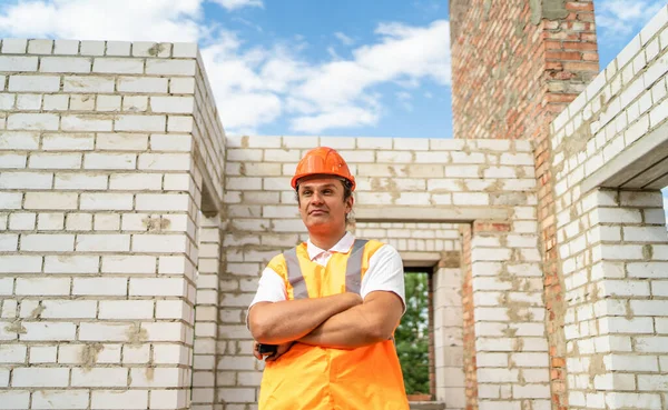 İnşaat alanındaki başarılı inşaatçı inşaat kalitesini kontrol ediyor. Yeni ev binasında teftiş ve mühendislik.