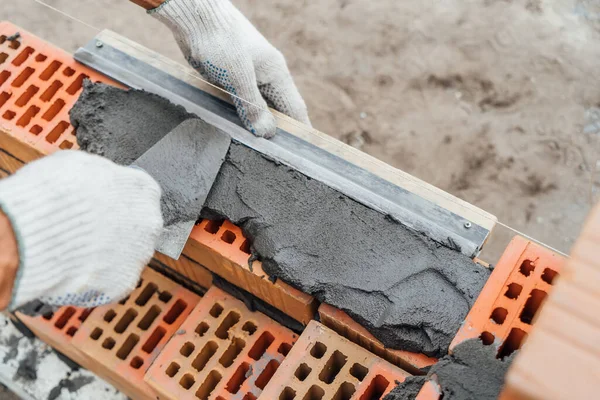 Pekerja Atau Tukang Batu Bekerja Dengan Batu Bata Berlapis Sekop — Stok Foto