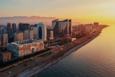 Batumi, Adjara, Georgia 'nın havadan görünüşü. Günbatımında Karadeniz üzerinde kıyı şeridinde modern gökdelenler ve oteller.
