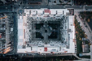 Modern ev ya da bina kare şeklinde. İçinde saray var. İnsansız hava aracından gökyüzü manzaralı..