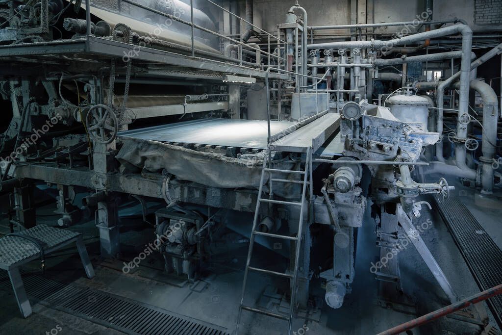 Máquina de producción con rollos de papel nuevo en la fábrica de