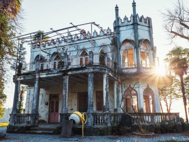 Güneşli bir yaz gününde eski, perili şato ya da malikâne cephesi.