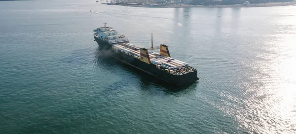 Kapal Kargo Dengan Kontainer Dan Truk Berlayar Pelabuhan Logistik Industri — Stok Foto