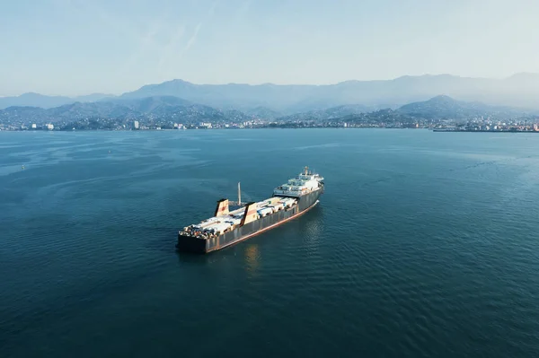 Kapal Kargo Dengan Kontainer Dan Truk Pemandangan Udara Dari Drone — Stok Foto