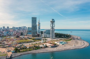 Batumi 'nin insansız hava aracı fotoğrafı, Karadeniz' deki Gürcistan tatil beldesi, şehir merkezinin havadan panoramik manzarası, dönme dolap ve modern gökdelenler..