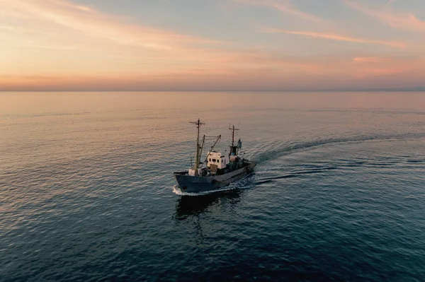 Menangkap Ikan Bawah Sinar Matahari Pandangan Udara Dari Drone Kapal — Stok Foto