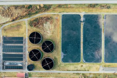 Atık su arıtma tesisinin havadan görünüşü, kirli ya da lağım suyu filtresi.