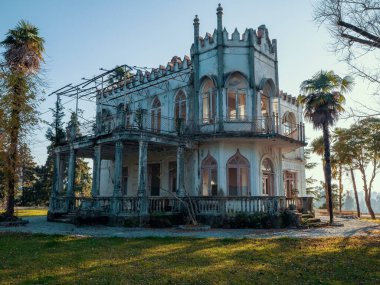 Güneşli bir yaz gününde eski, perili şato ya da malikâne cephesi.