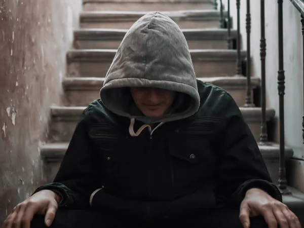 Pria Berkerudung Tegang Duduk Tangga Kecanduan Obat Obatan Atau Depresi — Stok Foto