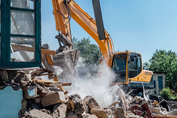 Pembongkaran Bangunan Penggalian Menghancurkan Rumah Lama — Stok Foto