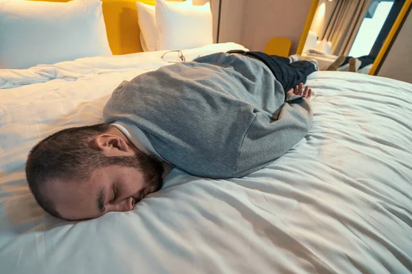Lelah Bekerja Terlalu Keras Pria Berpakaian Berbaring Tempat Tidur Kamar — Stok Foto
