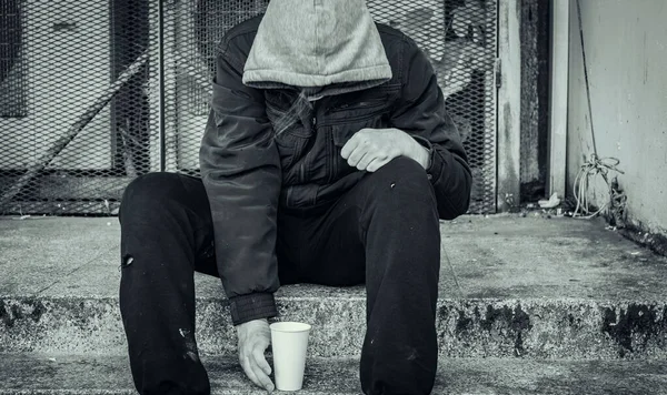 Bezdomovec Sedí Schodech Žádá Pomoc Peníze Černá Bílá Fotografie — Stock fotografie