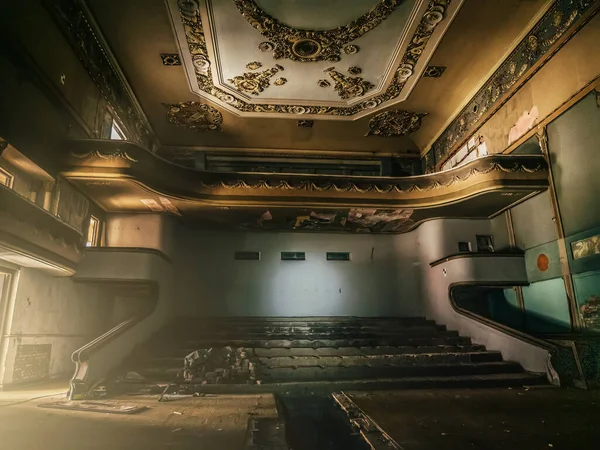Grande Arrepiante Escuro Velho Vintage Hall Cinema Abandonado Casa Teatro — Fotografia de Stock