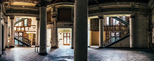 Великий Зал Старого Зруйнованого Кіно Або Старого Особняка Колонами Сходами — стокове фото
