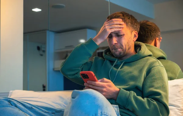 Pria Dalam Kesulitan Emosional Bereaksi Terhadap Berita Buruk Bahwa Membaca — Stok Foto