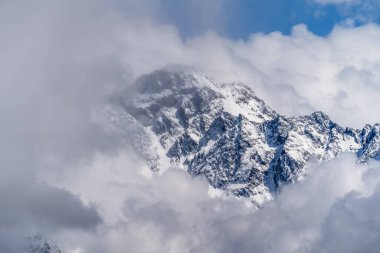 Bulutlardaki dağ zirvesi. Georgia 'daki karlı kayaların tepesinde..