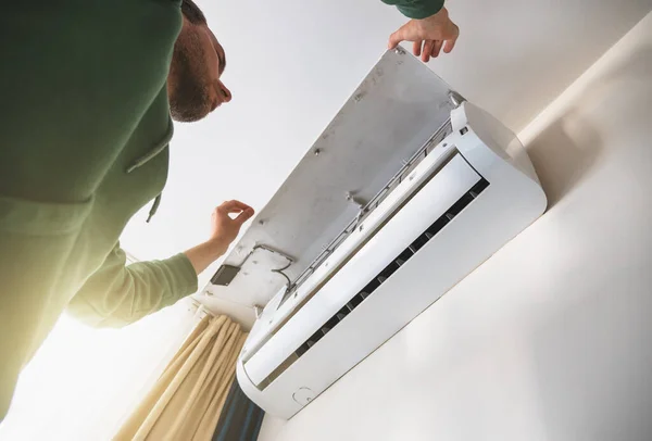 Trabajador Limpia Aire Acondicionado Mantenimiento Los Sistemas Refrigeración Antes Temporada —  Fotos de Stock