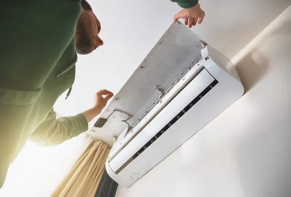 Arbeiter Reinigt Klimaanlage Wartung Der Kühlsysteme Vor Der Sommersaison Stockbild