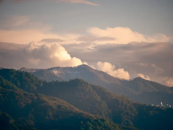 Montagnes Vertes Couvertes Arbres Paysage Naturel Nuages Coucher Soleil — Photo
