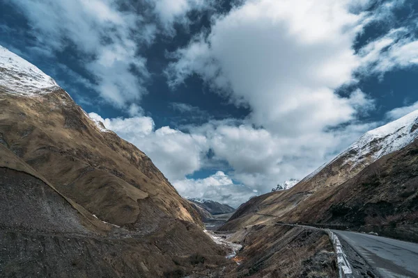 Gürcistan Asfalt Yolu Karlı Dağların Arasında Doğal Araba Gezisi Manzarası — Stok fotoğraf