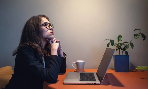 Wanita Muda Berkacamata Serius Duduk Laptop Dan Berpikir Lelah Dan — Stok Foto