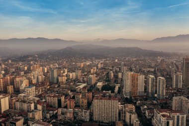 Gürcistan 'daki Batumi tatil beldesinin havadan görünüşü şehir binaları ve dağları gösteriyor..