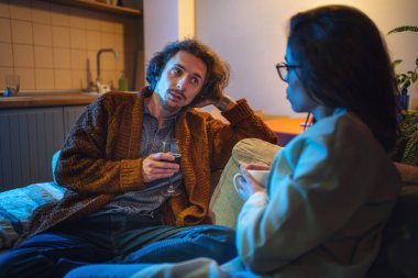 Genç çift akşamları evlerinde kanepede vakit geçirir. Karı koca iş ve ilişki sorunlarını tartışıyor.