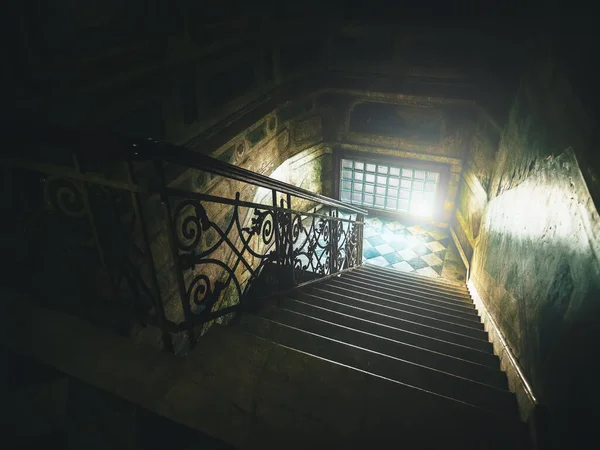 Старі Старовинні Сходи Світлом Вікна Темній Страшній Будівлі — стокове фото