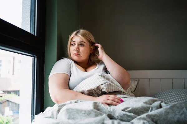 Ongelukkig Verdrietig Depressief Eenzaam Size Overgewicht Vrouw Kijkt Naar Het Stockfoto
