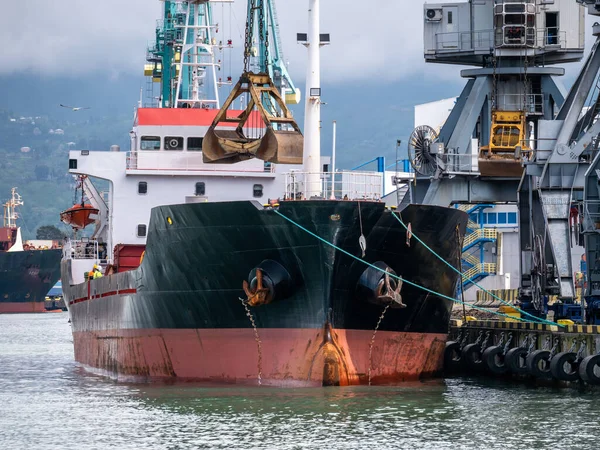 Φορτηγό Φορτηγό Πλοίο Που Φορτώνει Γερανό Βιομηχανικό Λιμάνι Τερματικό Σταθμό — Φωτογραφία Αρχείου