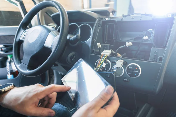 Auto Autoservisu Proces Instalace Rádiového Zvukového Systému Automaticky Elektrické Ruce Stock Snímky