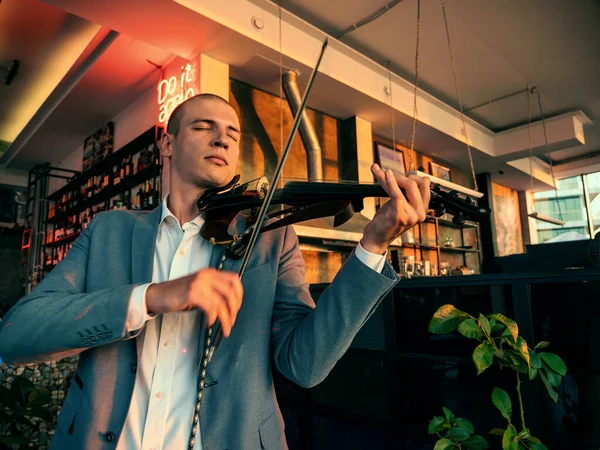 Violinista Con Chaqueta Tocando Violín Bar Restaurante Actuación Musical — Foto de Stock