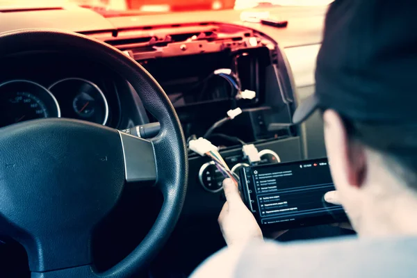 Auto Car Service Procesul Instalare Sistemului Modern Sunet Radio Din Imagine de stoc
