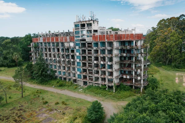Grande Edifício Abandonado Coberto Grama Plantas Urbex Lugares Perdidos Conceito — Fotografia de Stock