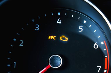 Araç gösterge panelindeki bulanık hareket efektini kontrol et. Otomobil motoru ve servis onarımı kavramı ile ilgili sorun.
