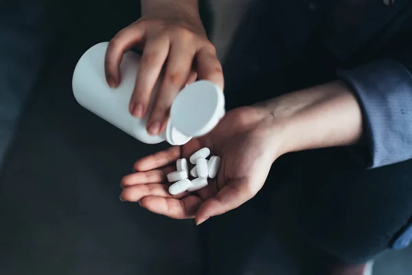 Kobieta Wlewa Tabletki Medyczne Lub Tabletki Dłoni Butelki Tabletkach Zbliżenie — Zdjęcie stockowe
