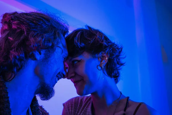 Jonge Minnaars Blauw Paars Neonlicht Kijken Elkaar Met Verlangen Aan — Stockfoto