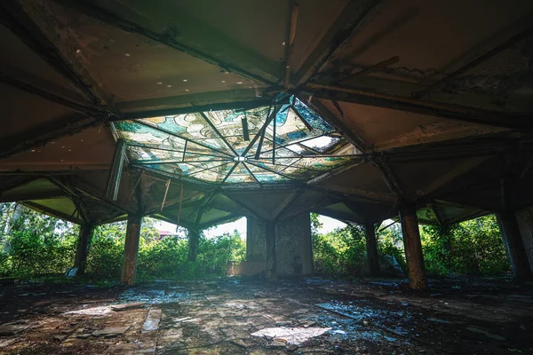 ジョージアのソビエト子供療養所を放棄した 太陽光で天井のステンドグラス窓と失われた建物の建設 都市探査の概念ウルベックス — ストック写真