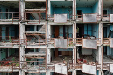 Terk edilmiş eski gökdelenler, insansız hava aracının hava manzarası..